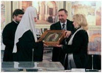 С.В. Медведева вручает Патриарху Кириллу икону Иоанна Кронштадтского